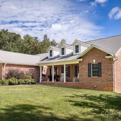 2500 Fitipaldi Dr, Morganton, NC 28655