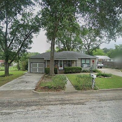 732 E Kuehn St, Bellville, TX 77418