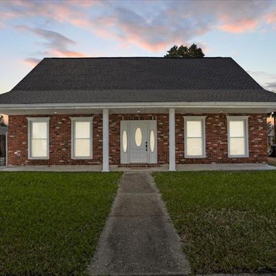 1300 Magistrate St, Chalmette, LA 70043