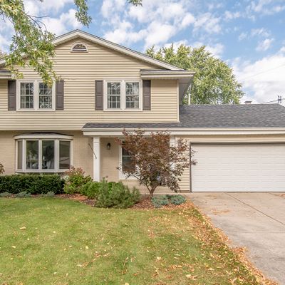 2300 Avalon Dr, Waukesha, WI 53186