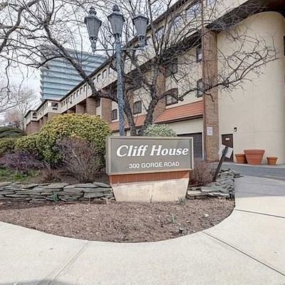 300 Gorge Rd, Cliffside Park, NJ 07010