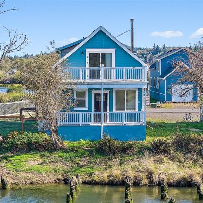 307 Island Ln, Raymond, WA 98577