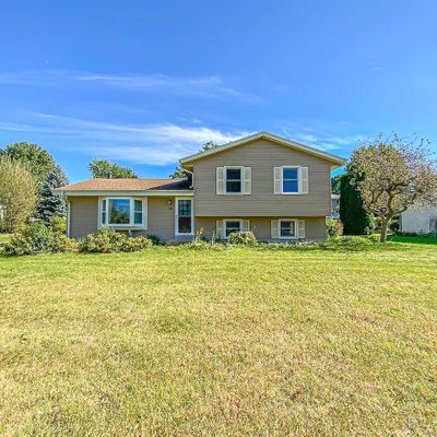 366 Forest Grove Dr, Pewaukee, WI 53072