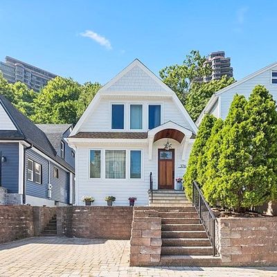 376 Undercliff Ave, Edgewater, NJ 07020