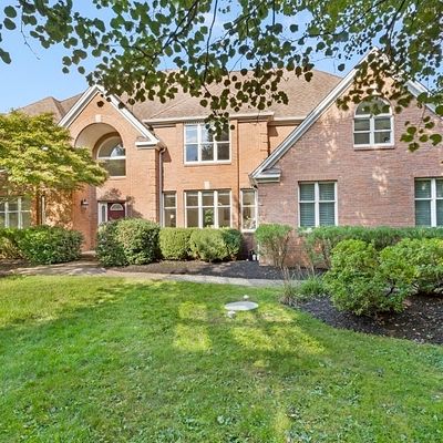 5 Ming Ct, Chester, NJ 07930