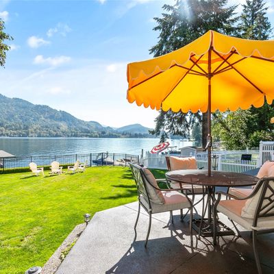 562 W Lake Samish Dr, Bellingham, WA 98229