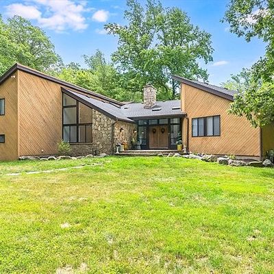 8 Pinewood Ter, Kinnelon, NJ 07405