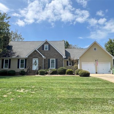 845 Deerfield Dr, Mount Holly, NC 28120