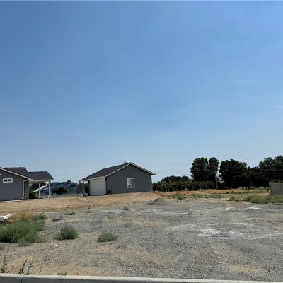 949 N Newport Loop, East Wenatchee, WA 98802