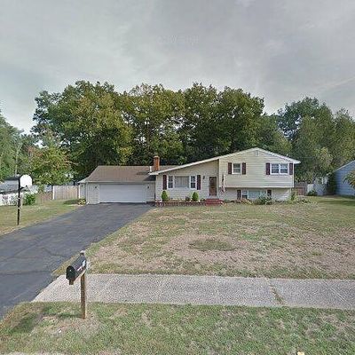 10 Oakwood Dr, North Haven, CT 06473