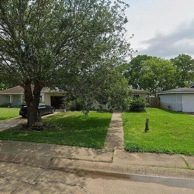 104 Forest Oaks Ln, Lake Jackson, TX 77566