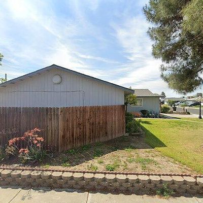 1077 Hoover Way, Hanford, CA 93230