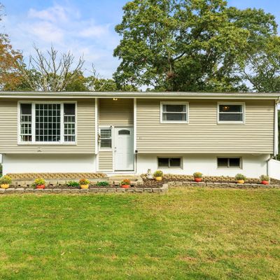 11 Country Club Dr, Ledyard, CT 06339