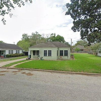 1106 Alvin St, El Campo, TX 77437