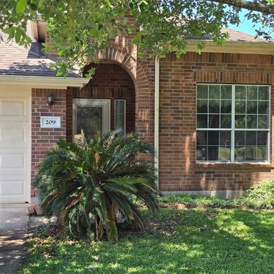 209 Colony Lake Ln, Dickinson, TX 77539