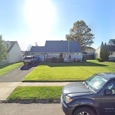 21 Petunia Rd, Levittown, PA 19056