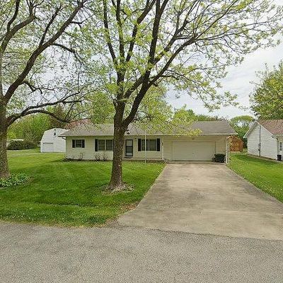 220 Sunset Ln, Centralia, MO 65240