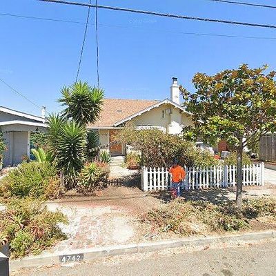 4742 Walnut St, Oakland, CA 94619