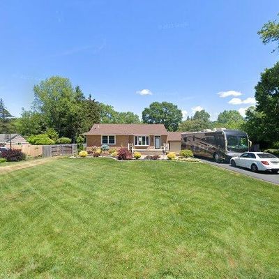 5 Cherokee Dr, Pennington, NJ 08534