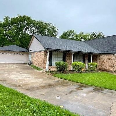 55 Mistletoe Ct, Lake Jackson, TX 77566