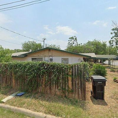 719 W Comal St, Pearsall, TX 78061