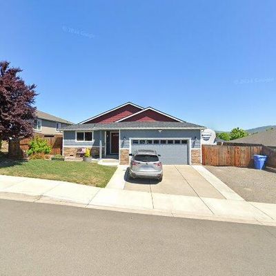 928 Stonewater Dr, Eagle Point, OR 97524