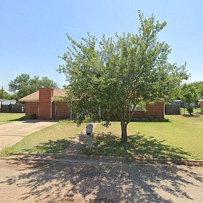 110 S Crescent Dr, Electra, TX 76360