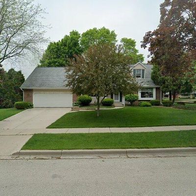 W62 N841 Arbor Dr, Cedarburg, WI 53012