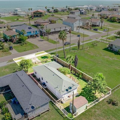 1307 S Live Oak St, Rockport, TX 78382