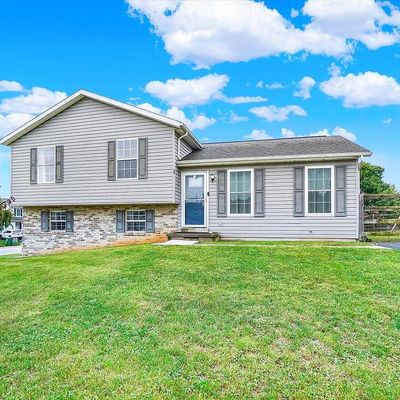 131 Switchpoint Dr, Stewartstown, PA 17363