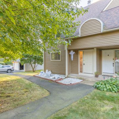 16 Wood Duck Ln, Tariffville, CT 06081