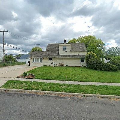 2 Aspen Ln, Levittown, PA 19055