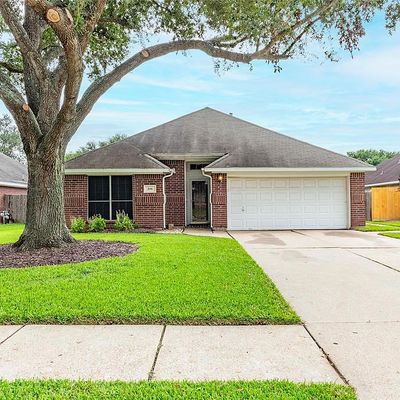 208 Briarglen Dr, League City, TX 77573