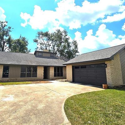 208 Persimmon Ln, Lake Jackson, TX 77566