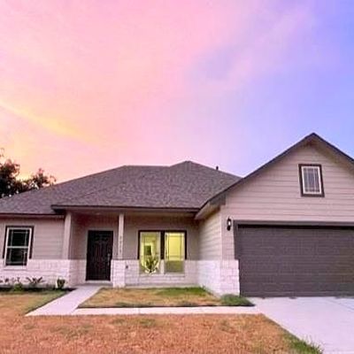 209 Crestview Drive, West Columbia, TX 77486