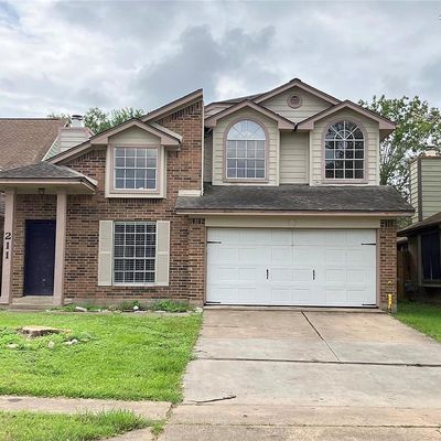 211 Almond Dr, Lake Jackson, TX 77566