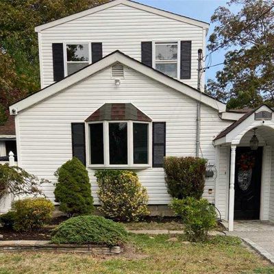 19 Doris Dr, Mastic Beach, NY 11951