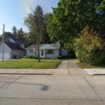 230 E Wisconsin Ave, Pewaukee, WI 53072