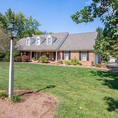 235 Farmstead Ln, Lititz, PA 17543