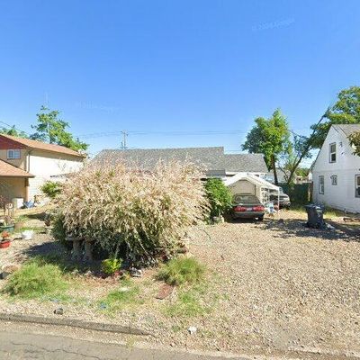 2420 D St, Springfield, OR 97477