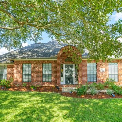 215 Peppermint Dr, Lake Jackson, TX 77566