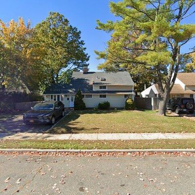 28 Apollo Ln, Hicksville, NY 11801