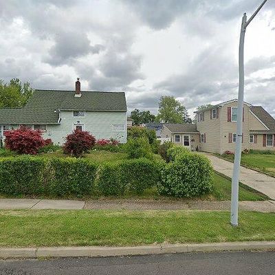 28 Aspen Ln, Levittown, PA 19055