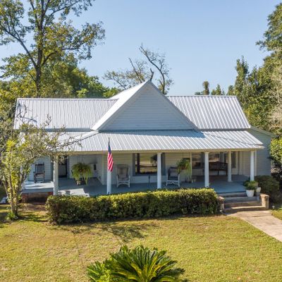 28 E Live Oak Avenue, Defuniak Springs, FL 32435