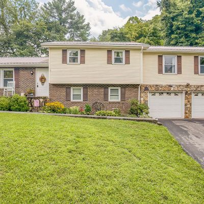 302 Spring Dr, Cedar Bluff, VA 24609