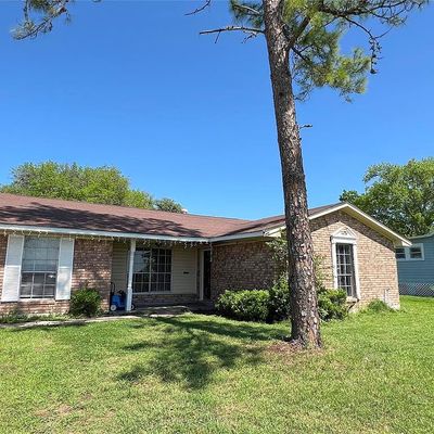 305 Aubrey St, Yoakum, TX 77995