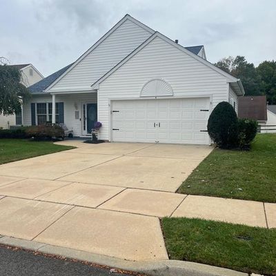 4 Lantern Ln, Columbus, NJ 08022