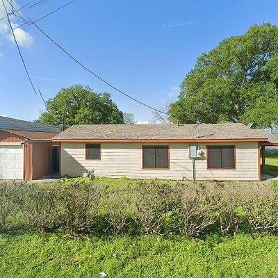 402 Texas Independence Trl, Van Vleck, TX 77482