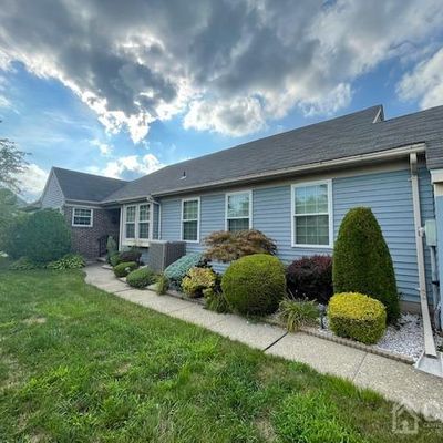 5 Yorkshire Dr, Monroe Township, NJ 08831