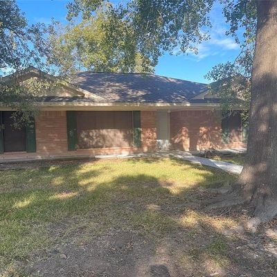 5007 Old Castle Ln, Dickinson, TX 77539